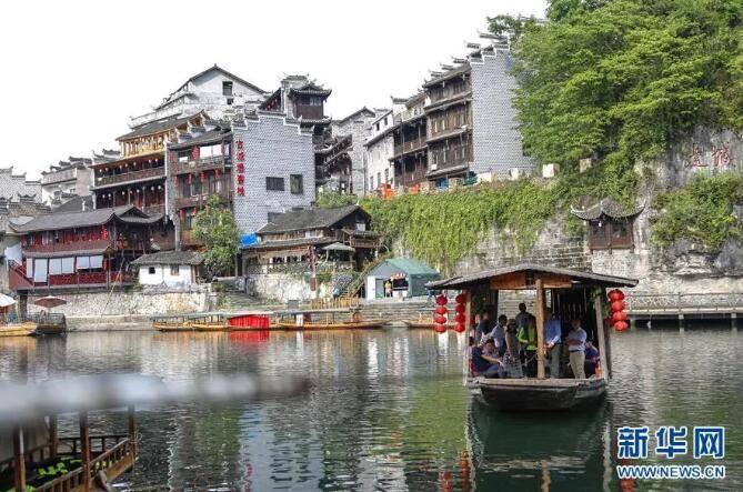 烟台农商银行芝罘区支行与幸芝里社区开展党建共建活动